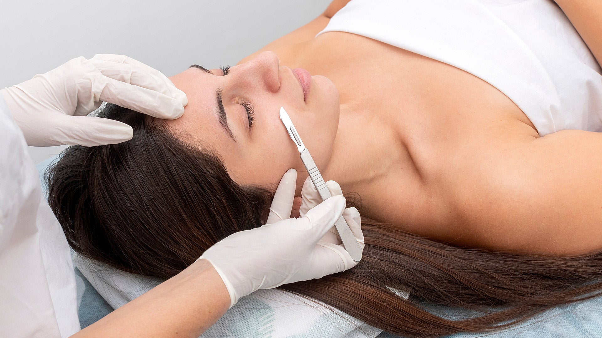Dermaplaning facial